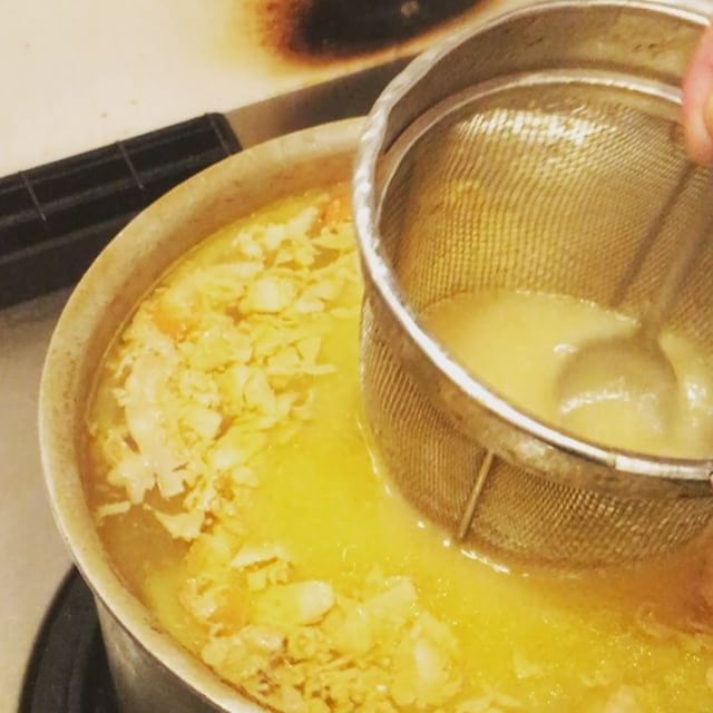 豚汁に味噌と温かさを溶かし込んでいきます。皆様に暖かさを提供出来る様に頑張ります。Chef making miso soup with great temperature.#豚汁#温かさ#厳冬#coldest#wineter #misosoup - from Instagram